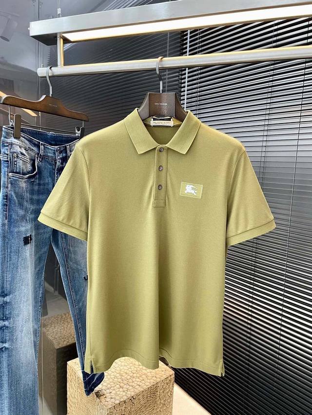 Burber- 巴宝 2025最新款Polo短袖，采用最新桑蚕丝棉面料，耐水洗不易掉色，手感柔软、成分柔软舒适 经典设计风格 特殊定制 简单的裁剪方式拼接，体现