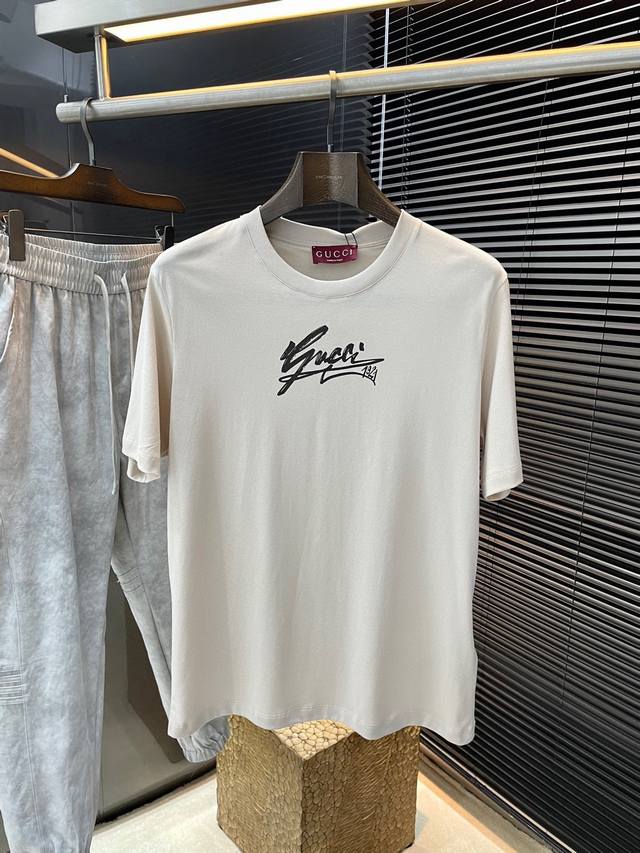 Gucci 古驰 系列 Vip高级定制 2025春夏季新款短袖 百搭款式 任何人都可以轻松驾驭 面料全订制 高定一等品丝光面料 面料手感柔软，上身舒适柔软 简约