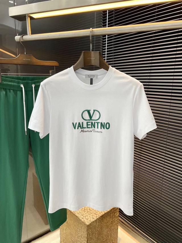 Vltn- 华伦天奴 系列 Vip高级定制 2025春夏季新款短袖 百搭款式 任何人都可以轻松驾驭 面料全订制 高定一等品双面丝柔棉面料 面料手感柔软，上身舒适