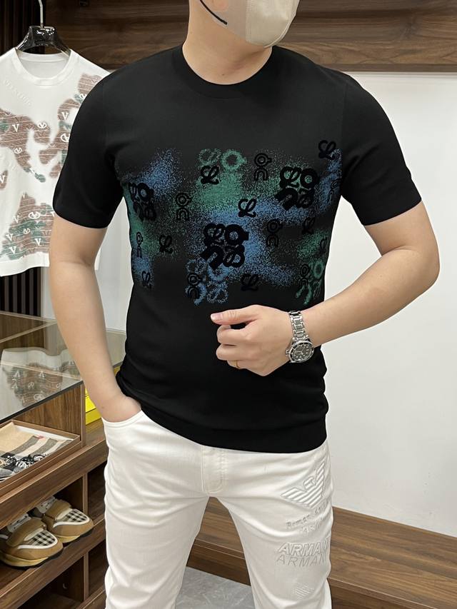 Loewe 罗意威-2540Ss夏季新款 专柜时尚大爆款圆领T恤，休闲时尚外穿 内搭必备款，舒适好看上身可见 定制进口高端天丝面料，手感细腻丝滑有质感，上身舒适