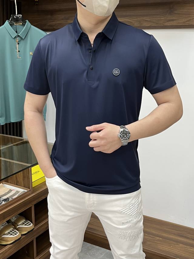 Dg 杜嘉班纳-2540Ss夏季新款 时尚大爆款翻领T恤，休闲时尚外穿 内搭必备款，舒适好看上身可见 定制进口高端丝光面料，手感细腻丝滑有质感，上身舒适透气清爽