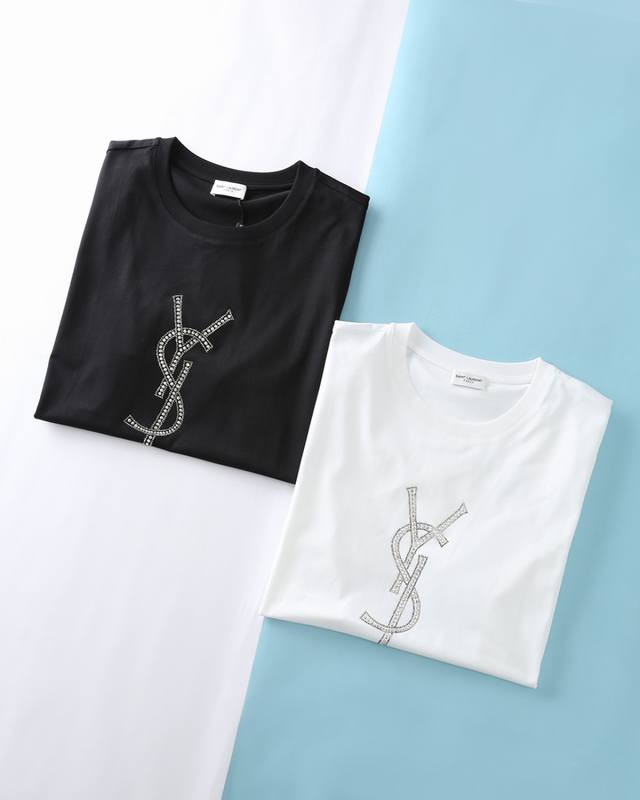 Ysl圣罗* 25Ss夏季新款高支丝光棉布基础圆领短Tee，男士经典字母标识镶钻标识时尚休闲短袖T恤衫！贸易公司渠道稀出，同步Gw发售！Slp经典黑白色T恤以其