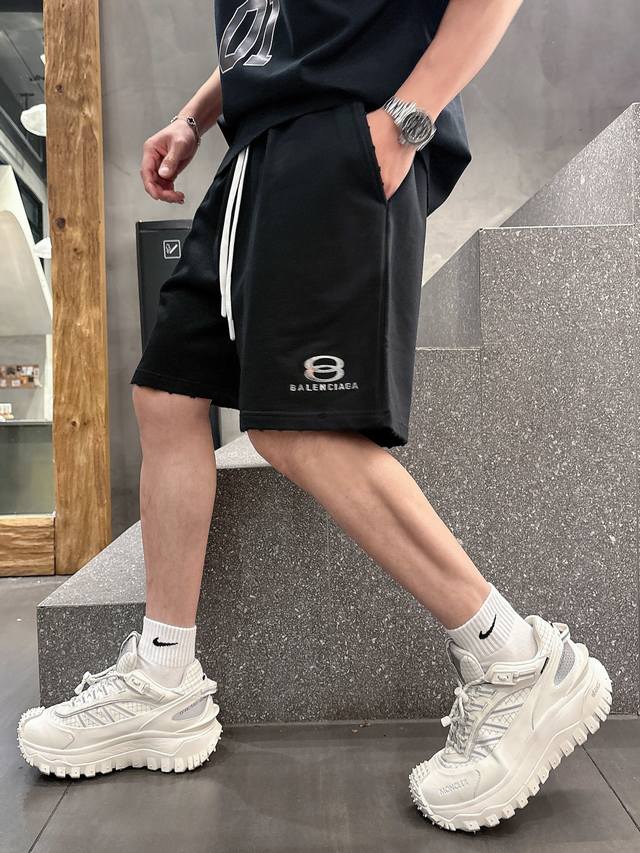 18活动款持续有效多让20 巴黎世家2025短裤新工艺洗水割烂磨破春夏新款首发专柜最新款短裤 官网同款 高端订制 设计前卫时尚！品牌Logo重工艺设计 手感柔软