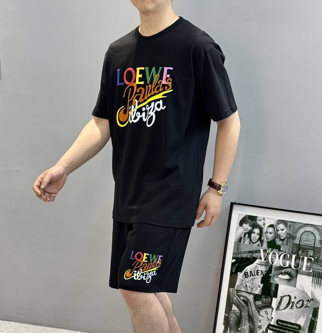 Loewe罗意威25S新款潮人套装.男女同款！经典字母图形烫画视觉冲击力时尚感强！发泡立体烫画工艺.色彩丰富多彩.260G纯棉面料柔软舒适！手感舒适透气.松紧腰