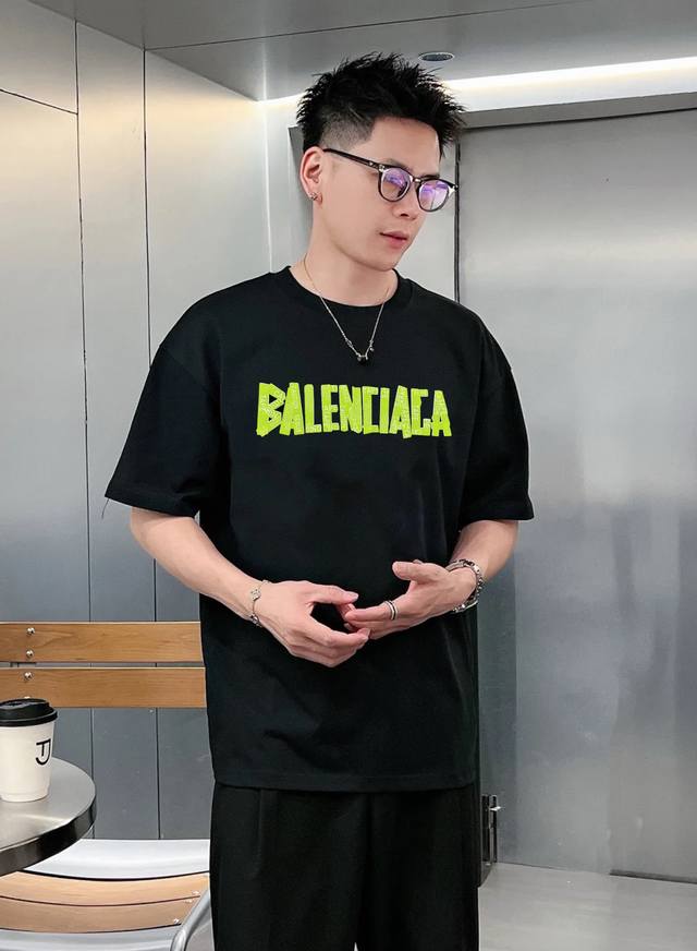 Balenciag*巴黎世*25S新款T恤.男女同款推荐！280G纯棉面料.定制螺纹.面料柔软舒适.透气吸汗.上身舒适.轻松驾驭.胸口发泡字母设计工艺.色彩炸裂