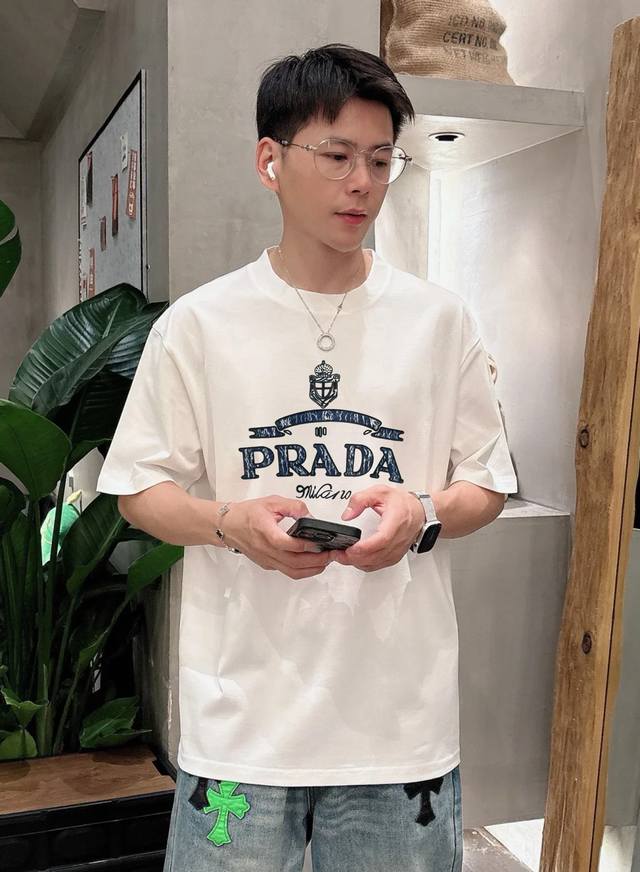 Prad*普拉-达新款T恤.25S男女同款！胸前高清3D字母立体印花设计.经典Prada.牛仔色质感搭配都是不同凡响！质感极好舒适又透气.让人过目难忘！新款面料