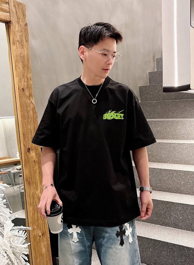 顶级颜值担当！Givench*纪梵希*25S新款T恤.男女同款！当季颜值担当.张扬个性图形字母搭配视觉效果相当奇特！！！双面烫画立体设计.双层工艺叠加.所呈现出