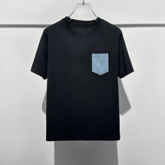Lv25Ss春夏新款平纹针织棉布基础圆领短Tee，男女同款老花牛仔口袋拼接宽松休闲短袖T恤衫！贸易公司渠道稀出，同步官网发售！V家新款老花牛仔口袋T恤将为您带来