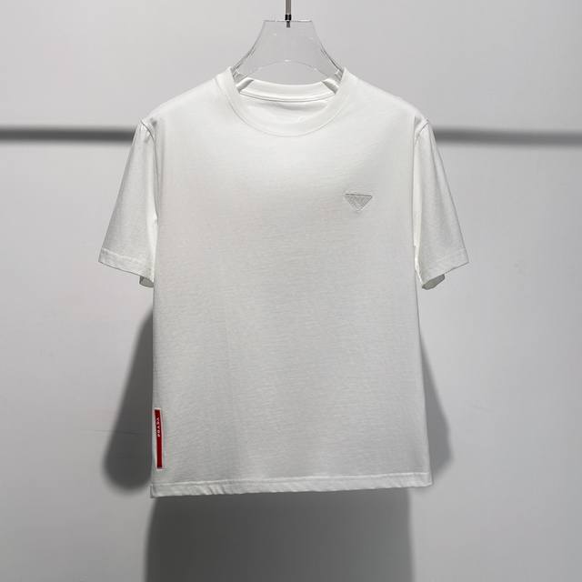白色码数：S。Xl。 2Xl。2025 专柜同款圆领短袖T恤 定制面料 高弹力好伸缩，经典三角标Logo。高端人士必备单品，随意出入专柜，放心购买 码数： S-