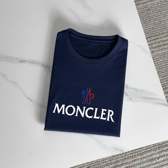 Mo 25最新款情侣款短袖T恤～品牌新元素字母Logo～面料上身舒适透气，不僵硬，修身的剪裁，采用定制面料.上身舒适有型，内搭单穿都完全没问题，时尚潮人必备！！