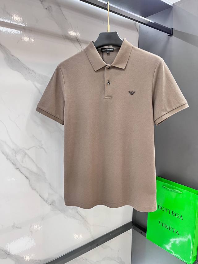 阿玛尼 2025新款高端商务Polo 白领 单位人士必入单品！ 休闲商务翻领短袖，科技面料，体感非常棒，手感顺滑质感很棒！弹性好，无任何束缚感，面料自带透气网孔