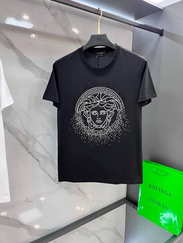 Versace 范思哲 2025春夏装欧洲Gw专柜新款 走秀网红款定制 顶级原单时尚休闲短袖T恤。 25Ss潮人网红必备单品，精选进口丝光欧棉面料，舒适性与透气