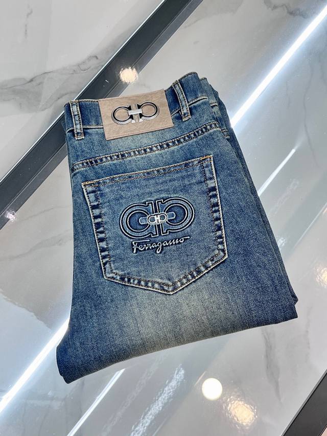菲拉格慕 2025Ss早春新品薄款重工休闲牛仔裤，进口优质水洗弹力面料，上身舒适透气有弹力，客供五金辅料装饰，版型超正，全品相订单款，上身帅气十足 Size：2