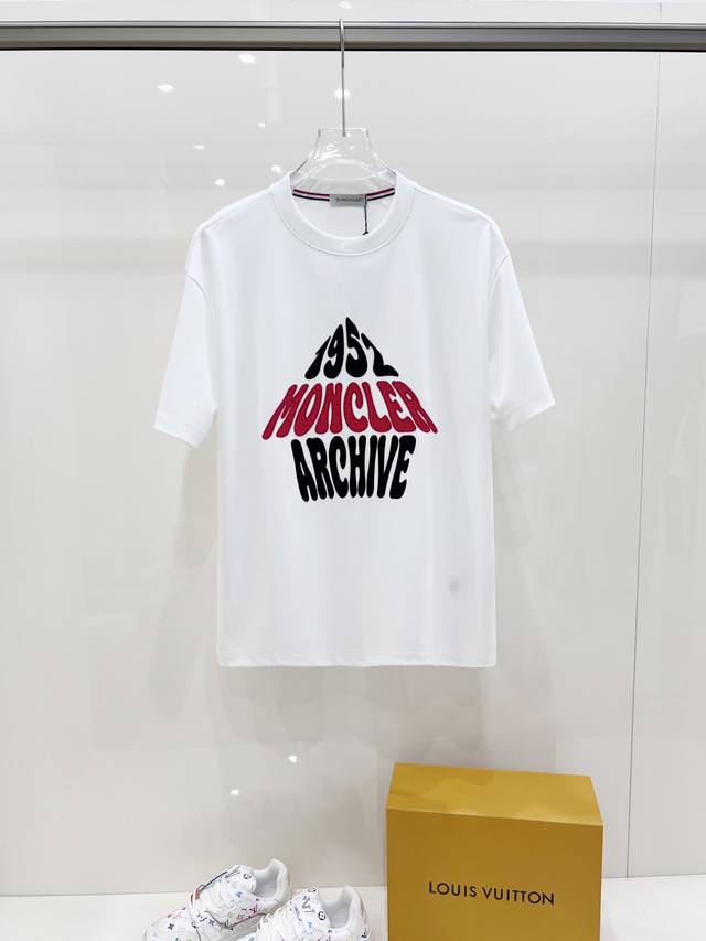 新品 蒙口 独家爆款 2540春夏新款首发专柜最新款短袖圆领T恤 高端订制 品牌Logo激光刻字膜工艺，高端定制双面丝柔棉面料.手感柔软.穿着舒适.专柜级别精致