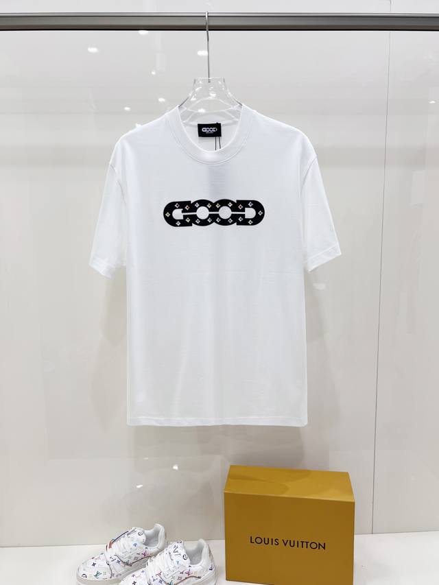 新品 Good独家爆款 2540春夏新款首发专柜最新款短袖圆领T恤 高端订制 品牌Logo最新激光刻字摸印花工艺，高端定制高端丝光云朵面料.手感柔软.穿着舒适.