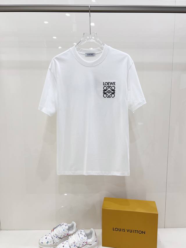 新品 罗意威 独家 爆款 2540春夏新款首发专柜最新款短袖圆领T恤 高端订制 品牌Logo最新印花工艺，高端定制高端丝光云朵面料.手感柔软.穿着舒适.专柜级别