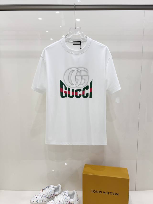 新品 古奇 独家 爆款 2540春夏新款首发专柜最新款短袖圆领T恤 高端订制 品牌Logo最新印花工艺，高端定制双面丝柔棉面料.手感柔软.穿着舒适.专柜级别精致