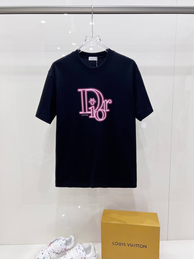 新品 迪奥 独家 爆款 2540春夏新款首发专柜最新款短袖圆领T恤 高端订制 品牌Logo最新印花工艺，高端定制丝光云朵棉面料.手感柔软.穿着舒适.专柜级别精致
