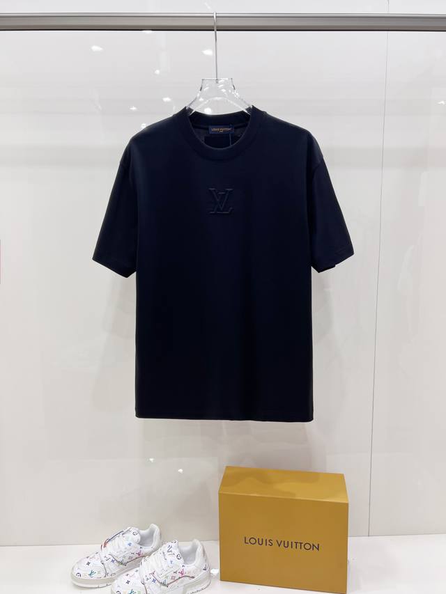 新品 Lv 爆款 2540春夏新款首发专柜最新款短袖圆领T恤 高端订制 品牌字母凹凸工艺，高端定制丝光云朵棉面料.手感柔软.穿着舒适.专柜级别精致车线.做工精细