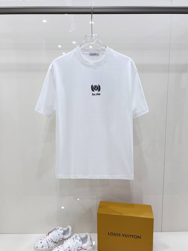 新品 露露 独家爆款 2540春夏新款首发专柜最新款短袖圆领T恤 高端订制 品牌定位前后印花工艺，高端定制丝光云朵棉面料.手感柔软.穿着舒适.专柜级别精致车线.