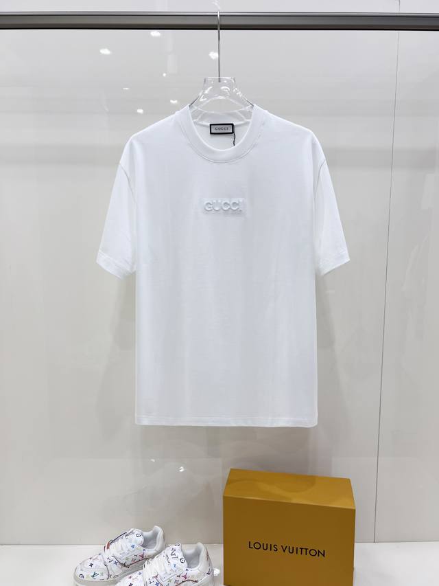 新品 古奇 独家爆款 2540春夏新款首发专柜最新款短袖圆领T恤 高端订制 品牌字母重工水溶绣花工艺，高端定制丝光云朵棉面料.手感柔软.穿着舒适.专柜级别精致车