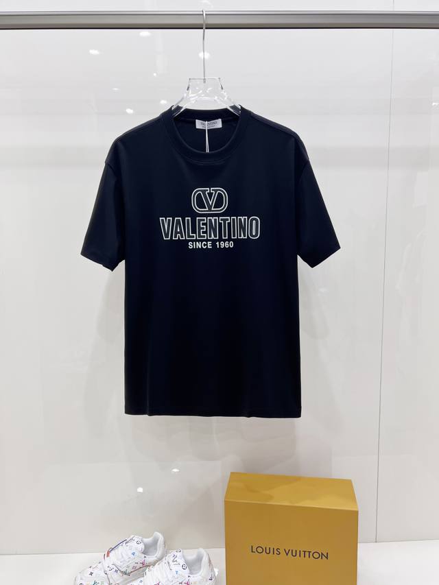 新品 华伦天奴 独家爆款 2540春夏新款首发专柜最新款短袖圆领T恤 高端订制 进口激光刻字膜印花工艺，高端定制双面丝柔棉面料.手感柔软.穿着舒适.专柜级别精致