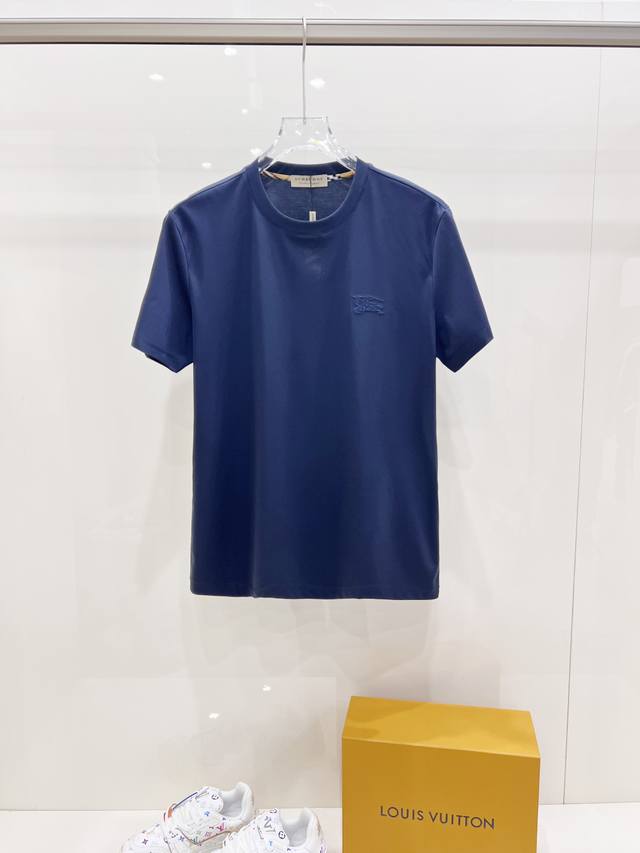 新品 巴宝莉 必上爆款 2540春夏新款首发专柜最新款短袖圆领T恤 经典站马精致绣花工艺，简约大气，高端定制120支双面丝爽棉面料.手感柔软.穿着舒适.专柜级别