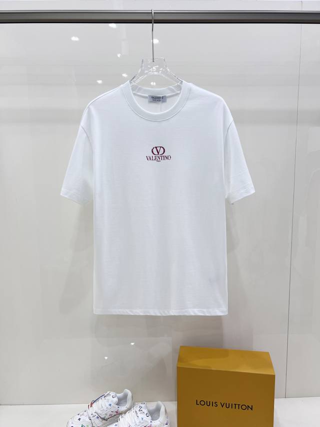 新品 华伦天奴 独家爆款 2540春夏新款首发专柜最新款短袖圆领T恤 高端订制 品牌成衣定位印花工艺，高端定制丝光云朵棉面料.手感柔软.穿着舒适.专柜级别精致车