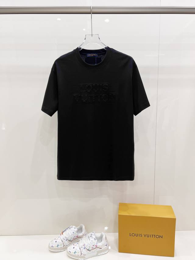 新品 Lv 专柜最新爆款 2540春夏新款首发专柜最新款短袖圆领T恤 高端订制 品牌Logo最新凹凸立体开模工艺，大牌范儿十足，高端定制丝光云朵棉面料.手感柔软