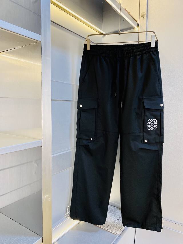 官网原单货 可穿210斤罗意威Loewe 简约时尚 夏季夏款休闲裤卫裤松紧裤直筒裤长裤运动裤阔腿裤工装裤身穿着非常舒适 低调不失奢华 穿出去非常有档次,裤型款式