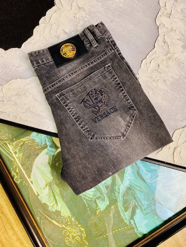 范思哲Versace 25Ss春夏新款 男士小直筒原单 牛仔裤 新款超柔软，弹力面料，复杂的手工艺叠加，任何一个洗水环节多停留几秒都会变成完全不一样的颜色效果，