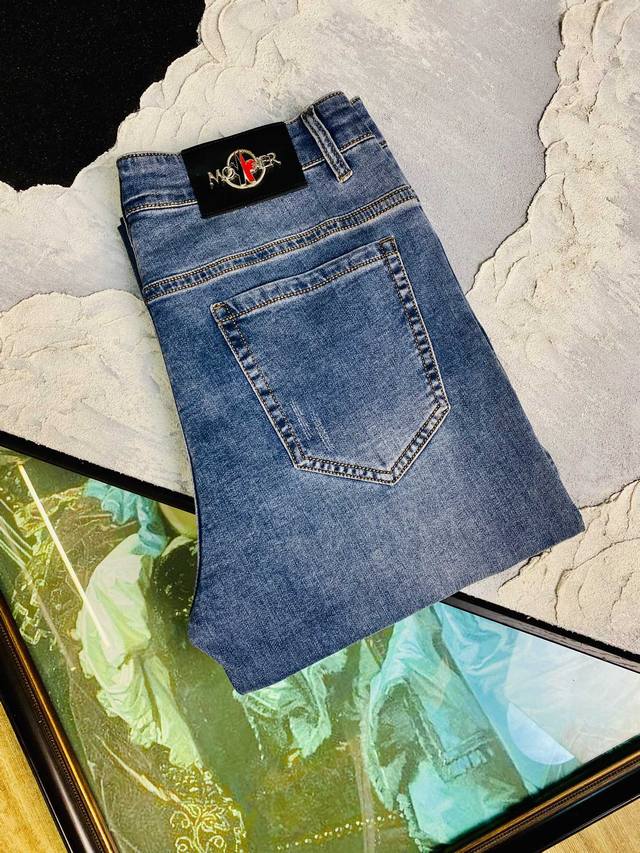 蒙口Moncler 25Ss春夏新款 男士小直筒原单 牛仔裤 新款超柔软，弹力面料，复杂的手工艺叠加，任何一个洗水环节多停留几秒都会变成完全不一样的颜色效果，所
