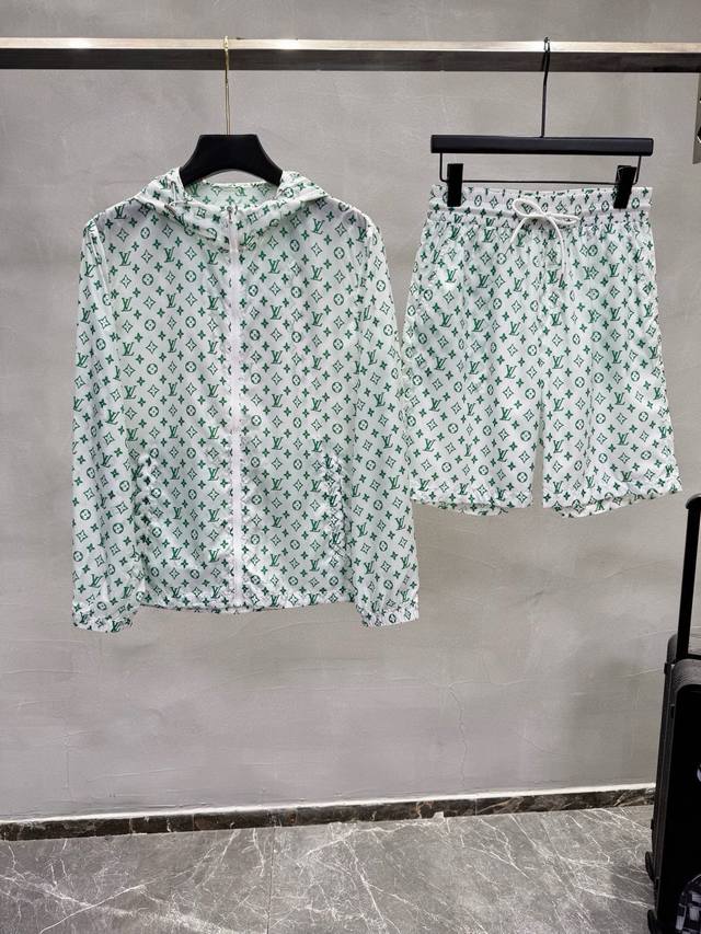 Lv驴家 一套不拆单 25春夏新品最新工艺，全身印花男女同款防晒衣休闲套装，夏季必备单品！连帽长袖短裤套装搭配。衣身Logo印花工艺设计！代表品牌形象 简洁舒适
