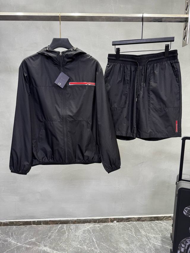 夏季新品 Prad普拉达 薄料经典休闲男士连帽速干夹克、单层薄防晒衣、皮肤衣套装！ 基本款设计，帅酷爆款，胸口装饰经典P家红色皮条标，非常经典，各大男女明星同款