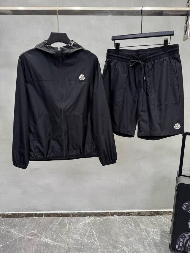 Mon蒙口 重磅推荐！25春夏季新品连帽长袖防晒服短裤套装 十足腔调 上身非常的赞 超有型 绝对是吸引回头率的利器！时尚潮流套装。采用进口面料，舒适度好，车工精