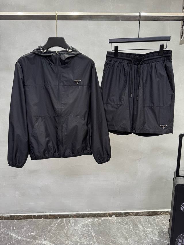 一套不单卖 Prad普拉达 重磅推荐！25春夏季新品连帽长袖防晒服短裤套装 十足腔调 上身非常的赞 超有型 绝对是吸引回头率的利器！时尚潮流套装。采用进口面料，
