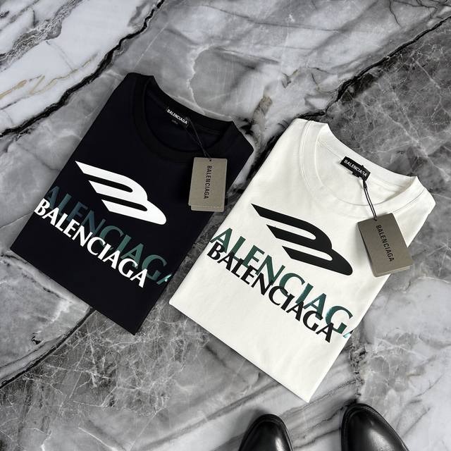 Balenciaga 巴宝莉 2025春夏新款欧洲专柜爆款 顶级Gw款定制 原单时尚名星网红款休闲短袖T恤。 微阔版 尺码：M~3Xl 115～200斤可穿 2