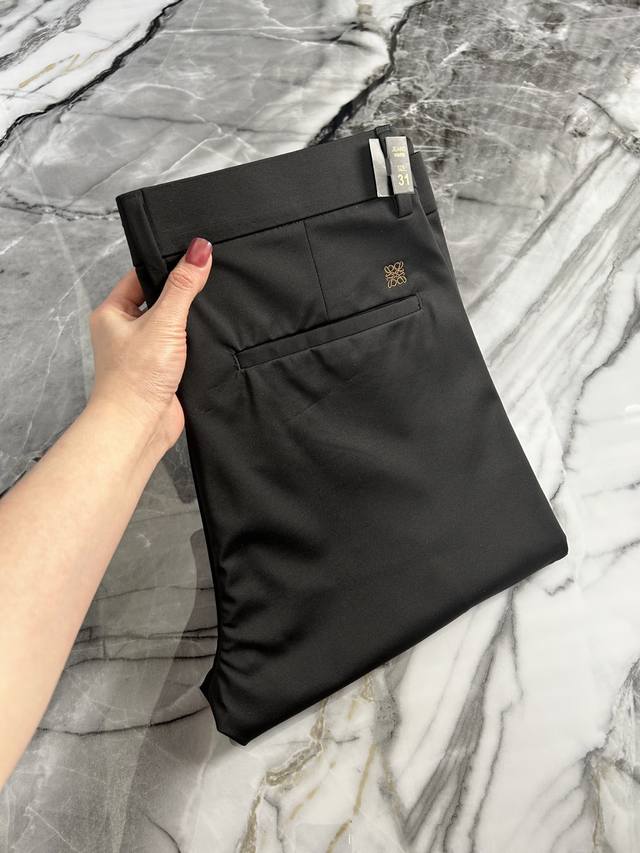 Loewe 罗意威 2025春夏专柜新款 时尚优雅男士定制 顶级原单春夏修身小直脚西裤休闲裤。 25Ss款式设计系列都足以震撼眼球，作为该品牌的典型招牌单品，男