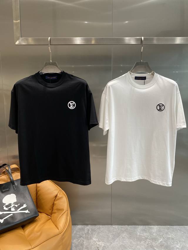 驴家 Lv25Ss春夏 新品 定制蚕丝面料丝滑透气！时尚经典圆领短袖时尚单品设计，更加时尚舒适，高标准定制，上身非常有型，胸前品牌经典Logo 图案 客供辅料，