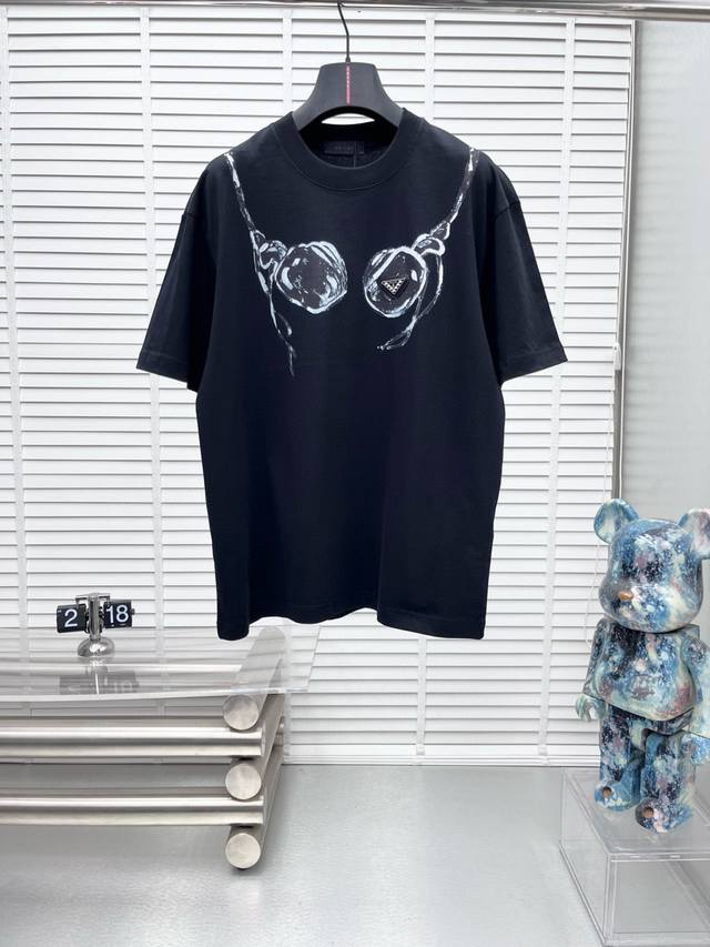 Prad*25Ss新款短袖，定制280克全棉面料，前幅印花Logo，非常简约大气的一款无论是上身舒适度都是无可比拟的存在，诠释你的奢华与品位，打造你的时尚风情魅
