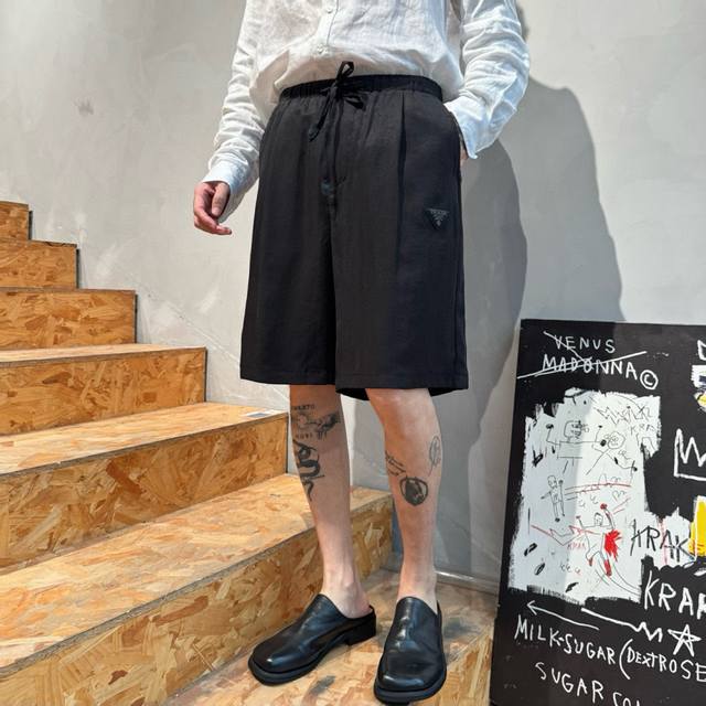 普家夏季短裤采用优质面料铜氨丝，亲肤舒适！版型完美！百搭款！前幅Logo设计别具一格，上身效果潮流时尚活力满满！码数：M-3Xl 高端货品 模特185 150