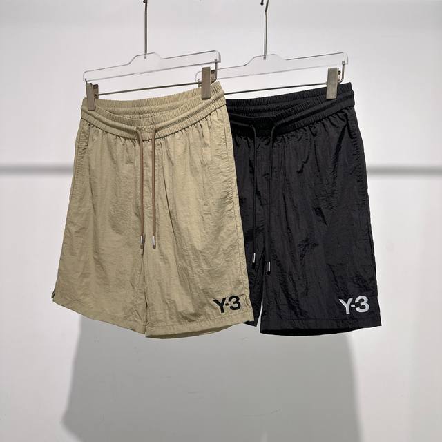 Y-3超绝的夏季新款短裤来啦！ 这款短裤的尼龙面料超轻，穿在身上几乎感觉不到什么重量，就像云朵一样轻盈。立体的版型超有个性，对各种身材都超友好，不挑人哦。穿着舒