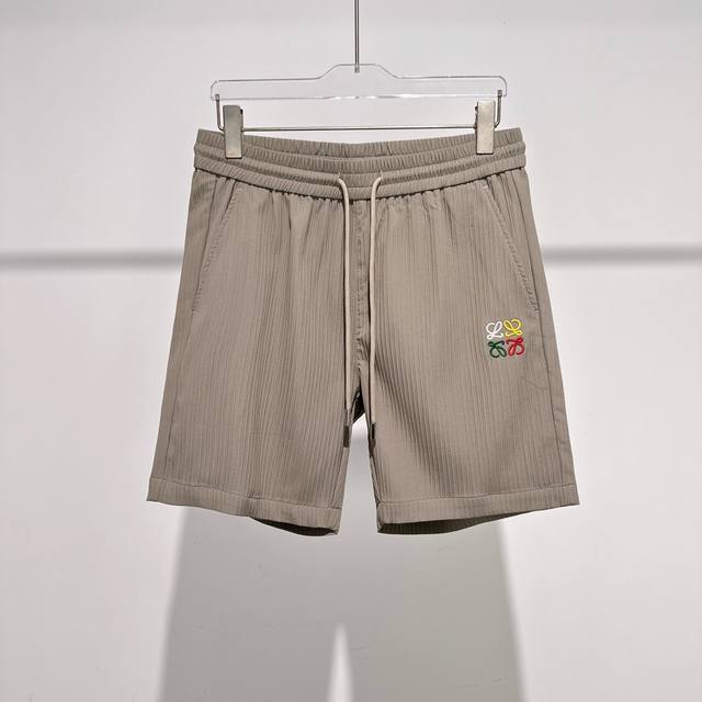 Lve 2025春夏新款休闲短裤！官网同步发售。定制品牌经典Logo，定制面料，舒适度极好，手触感强烈。辨识度极高，完美品相工艺。 尺码：M-3Xl 020