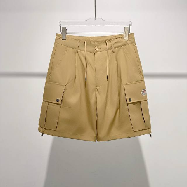 宝藏级短裤 Moncle* 蒙口 25Ss首单发春夏新品，潇洒帅气的高级单品工装短裤，Logo标签 两侧口袋高级时髦，进口面料质感挺阔舒适，原版开模定制五金纽扣