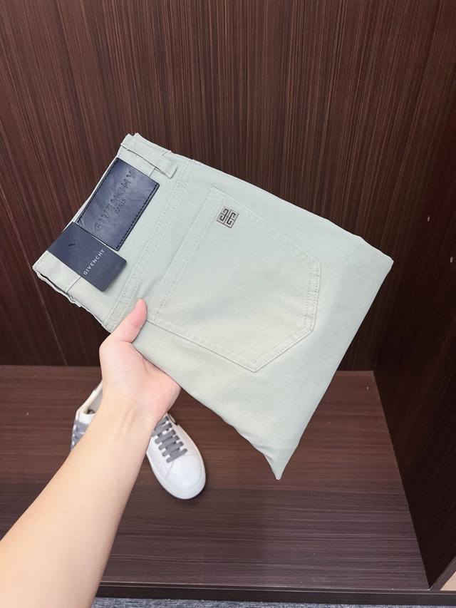纪梵希 男士丹宁牛仔裤，官宣画册海报穿搭款！ 客供高级进口的丹宁原色面料，特选日本冈山纯正13Oz 盎司牛仔布料，重磅环保植物酵素水洗工艺，肌理有着淡淡的复古色