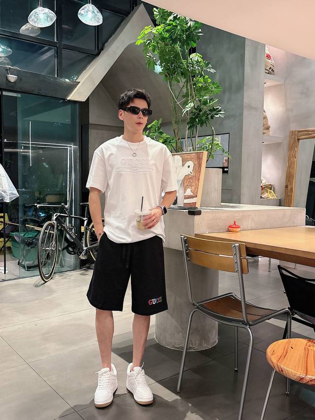 Gucc*I 25Ss夏季新款休闲短裤，高级定制大毛线圈纯棉430G面料.透气弹力舒适度极高，细节无可挑剔，顶级辅料配备，原版Logo设计理念，手感细腻柔软！上