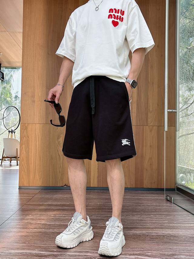 Bbr 25Ss夏季新款休闲短裤，高级定制大毛线圈纯棉430G面料.透气弹力舒适度极高，细节无可挑剔，顶级辅料配备，原版Logo设计理念，手感细腻柔软！上身版型