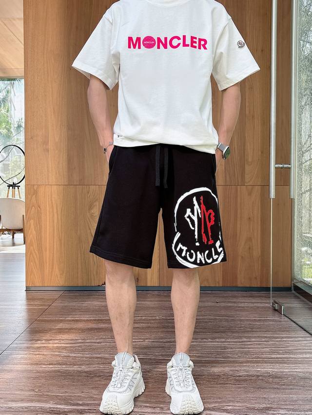 Mon 25Ss夏季新款休闲短裤，高级定制大毛线圈纯棉430G面料.透气弹力舒适度极高，细节无可挑剔，顶级辅料配备，原版Logo设计理念，手感细腻柔软！上身版型