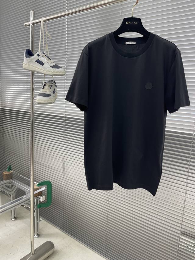 Mon 短袖 夏日高级感天花板 经典Logo设计→简约不简单，胸前精致刺绣标，一眼高级 领口不是螺纹 是定制的扁机领 进口长绒棉面料→上身冰凉挺阔 透气不闷汗，