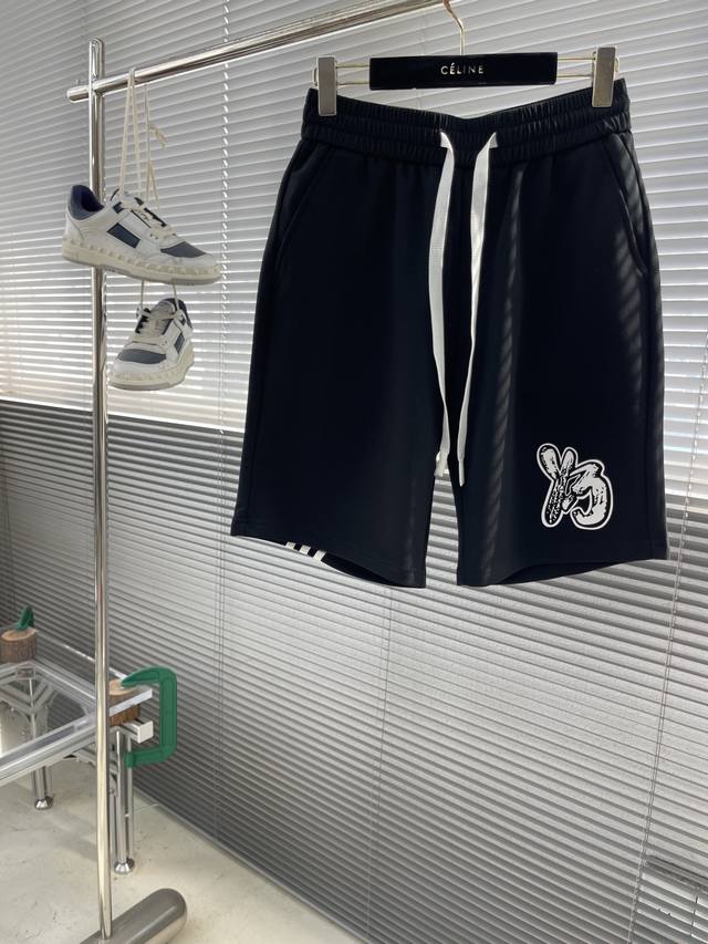 Y-3 2025夏季最新品，专柜同步有售，原单狠货，时尚休闲短裤，进口原版面料，舒适度极佳，经典Y3字母Logo，档次极高，舒适透气，上身时尚有型。 码数：M-